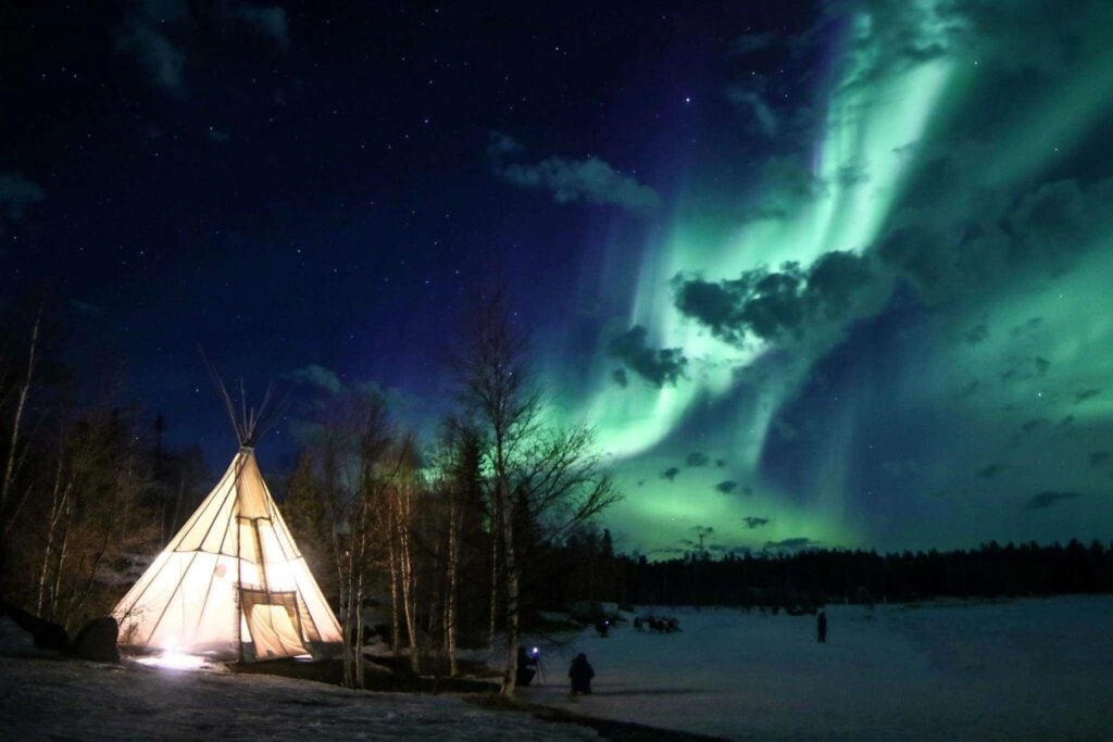 Aurora village yellowknife northwest territories canada aurora borealis northern lights teepee soldi line